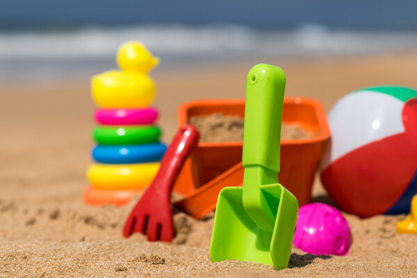 沙滩上儿童玩具高清图片