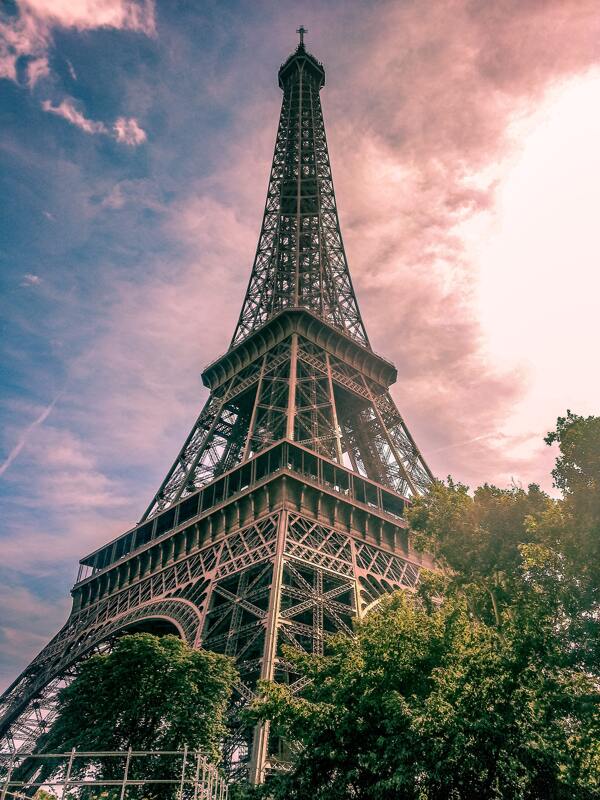 法国埃菲尔铁塔地标建筑背景