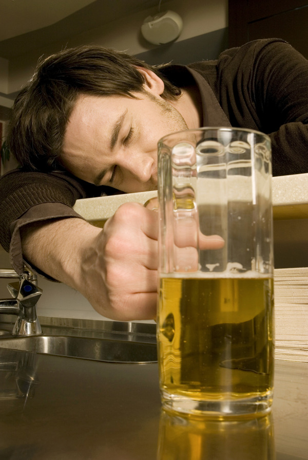 手拿啤酒睡着的男人图片